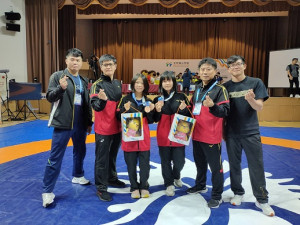 介壽劉玉婷(右3)、馬中蔡宇庭(左3)24日全中運角力奪銅。(圖：馬祖角力隊)