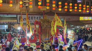 馬祖境天后宮跨海參加大甲媽癸卯年遶境活動,隊伍21日出發,24日傍晚抵達嘉義新港奉天宮,受到現場熱烈歡迎。(圖:殷文賢)