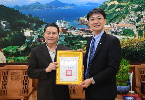 原連江地檢署檢察長黃元冠調任南投地檢署檢察長,臨行前拜訪縣府,縣長王忠銘感謝任內對地方司法事務協助,特頒贈榮譽縣民證。(圖/文:曹重偉)