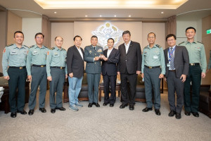 出身東引的參謀總長陳寶餘將軍(中)4月底屆退,府會立委致贈禮物祝福。(圖:縣府)