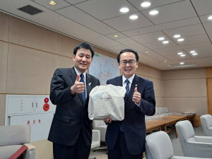 陳冠人拜會日本香川縣長池田豐人,雙方對藝術計畫執行有所交流。(圖:縣府)