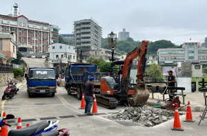 介壽村蔬菜公園與介壽商場間道路排水管線工程今早開挖,造成路面限縮,由於該處屬地區交通頻繁路段,提醒路過駕駛多加注意。(圖/文:曹重偉)