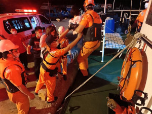 海巡隊19日23時接獲北竿衛生所通報,1名女童呼吸困難且全身無力,經評估急需轉診至縣立醫院,醫護人員協力照護下圓滿達成任務。(圖:馬祖海巡隊)