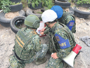 射擊指揮官實施彈著點分析及講解。(圖:陳昱軒)