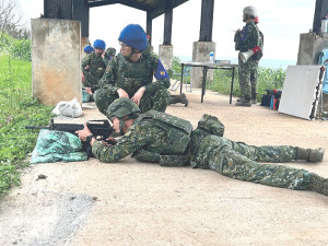 官兵進行駐地射擊。(圖:陳昱軒)
