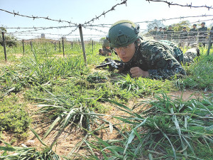 官兵實施低絆網訓練。(圖:連苡淞)