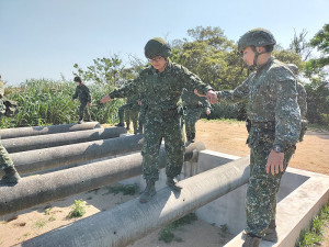幹部輔導官兵通過獨木橋。(圖:連苡淞)