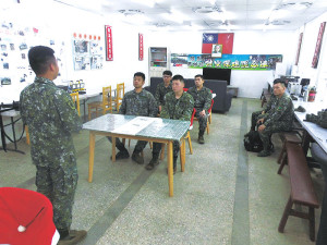 　官兵與見習生經驗交流。（圖：林耕禾）
