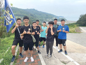 官兵於健行途中合影留念。(圖:簡慈儒)