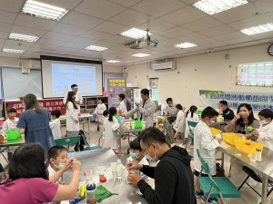 民政處21日舉辦小小科學家親子體驗活動,寓教於樂,開啟小孩子們對科學的啟發。(圖/文:馮紹夫)