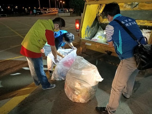 落實垃圾分類,環資局將由局內同仁配合委外單位人員針對南竿鄉垃圾車山線及海線的主要收集點,不定期派員進行破袋稽查。(圖:連江縣環資局)