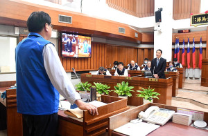 　第8屆縣議會首次定期大會開議，議員們針對縣長施政報告及近期重點工作提出質詢。（圖／文：曹重偉）