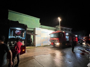 志清電廠機組晚間冒出濃煙,疑為停電主因;消防局前往控制現場。圖:馮紹夫