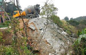 民間舉報有不肖業者非法棄置營建混合物,污染環境衛生,環資局會同連江地檢署、調查站等單位前往堆置、掩埋現場查看開挖情形。(圖:連江縣環資局)