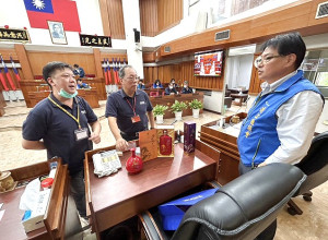 議場新面孔,議員邀董事長陳漢樹起身簡單自我介紹,鼓勵他帶領馬酒再創佳績;總經理劉九銘也帶來進軍大陸市場的產品讓議員過目。(圖/文:曹重偉)