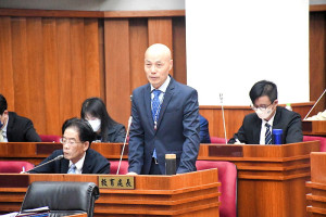　議場新面孔，議員請新任教育處長王禮民闡述自己對教育發展的想法，並請各校校長說明校內有多少兼職行政等其他工作的教師人數。（圖／文：曹重偉）