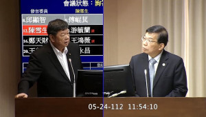 陳雪生24日在立院質詢交通部長王國材,針對小三通、新四通等議題提出質詢。(圖:立院直播)