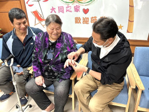 大同之家陳三妹女士94歲生日,縣長王忠銘、鄉長林志東前往祝壽,指出將持續改善相關設施,確實體現在地健康老化。(圖/文:曹重偉)