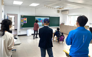 　東莒國小課程博覽會公開觀課活動吸引不少學生家長前往觀摩。（圖／文：蔡夢玲）