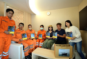 　東引鄉長林德建偕同作者陳翠玲、鄉公所秘書林蕙瑾，送《我的東引．你的小島》上新臺馬輪，希望透過更多的在地故事，提供旅人更深度的旅遊體驗。（圖／文：陳其敏）