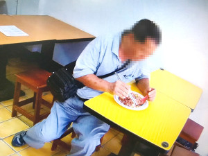 北竿警察所26日在坂里協助一名輕度帕金森氏症男子找到回家的路。(圖:北竿警察所提供)