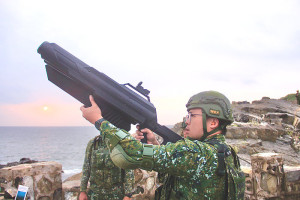 莒光守備大隊官兵操作無人機干擾槍。(圖:王冠捷)