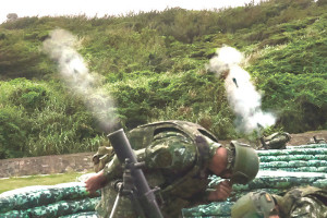 莒光守備大隊官兵操作81迫擊砲實施實彈射擊,抵禦進犯之敵。(圖:林家豪)