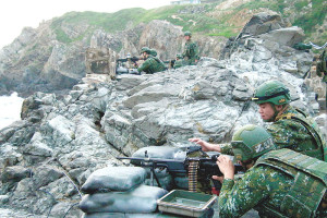 莒光守備大隊官兵實施M249班用機槍實彈射擊。(圖:邱庭誼)
