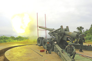 南竿守備大隊官兵實施155公厘加農砲實彈射擊,發揚熾盛火力。(圖:賴閩蝶)