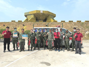 消防局隊員與官兵合影。(圖:馬武羣)
