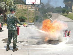 官兵於講習後實際操作滅火器。(圖:馬武羣)
