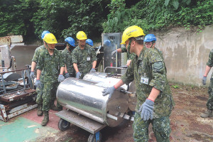 作業人員執行廢品提領作業。(圖:林雅琪)