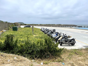 　北竿鄉代會提議利用航空站變電箱附近空地規劃臨時停車場，緩解塘岐地區停車壓力。（圖／文：陳鵬雄）