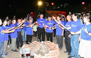 前台北市長柯文哲宣布參選總統,離島支持者動起來,積極鼓勵鄉親加入柯友會;柯文哲上次訪馬是2019年參加燒塔節。(圖:本報資料室)