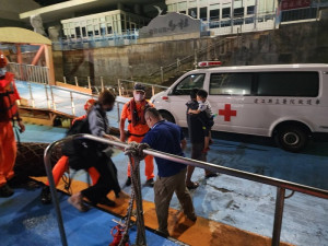 馬祖海巡隊表示28日20時許接獲西莒衛生所通報,1名男童急需轉診至縣立醫院,立即派遣巡防艇接駁病患及其親友。(圖:馬祖海巡隊)