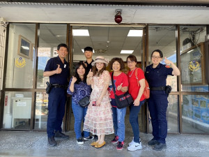 桃園旅客27日報案背包遺失,警員調閱監視器發現報案人沒有揹著背包進入餐廳,遺失地點還有熱心民眾看顧背包,展現純樸人情味。(圖:南竿警察所)