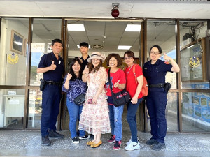 一位台籍遊客27日一時大意,將裝有重要物品的背包遺落在南竿機場,警民快速追蹤及守護失物,歡喜結局讓遊客直呼超暖心!(圖:南竿警察所)