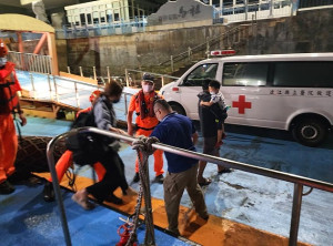 馬祖海巡隊28日20時許接獲西莒衛生所通報,1名男童急需轉診至縣立醫院,立即派遣巡防艇接駁病患及其親友。(圖:馬祖海巡隊)