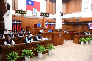 　連江縣議會第8屆第1次定期大會29日進行議案審查，經過一讀會後，逕付聯席會進行審查；另因應颱風影響，通過議程變更案。（圖／文：曹重偉）