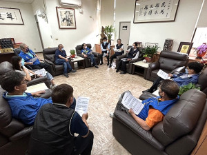 因應縣府於縣議會此次定期大會再次提出連江縣政府組織修編案,縣長王忠銘29日上午向議員說明主要內容並尋求支持。(圖/文:曹重偉)