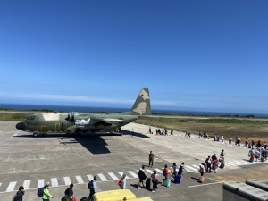 縣府、立委爭取30日4架次軍機疏運,滿載280人返台。(圖:交旅局)