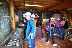 東引樂華村36號歷史建築,一樓以復古元素重現昔年「祥記商店」樣貌,二樓開放空間作為小型展場,目前正展出羊毛氈藝術作品。(圖/文:陳其敏)
