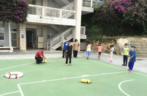 消防局莒光分隊29日特前往敬恆國中小進行防溺宣導,教導學生溺水自救、拯救溺水者、防止溺水的觀念,避免戲水時發生意外。(圖/文:宋幸儒、莒光消防分隊)