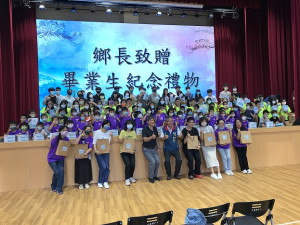 　南竿鄉長林志東致贈南竿三校畢業生禮物，讓學校師生都感到貼心與溫暖。（圖／文：吳嘉榮）