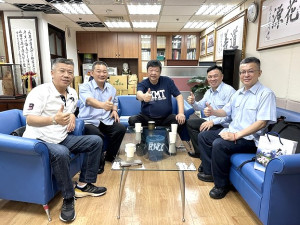 馬祖海巡隊新任隊長洪文泉(左2)等人拜會立委陳雪生。(圖:立委陳雪生辦公室)