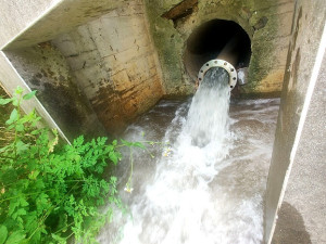 環島北路截流系統納骨堂至水庫段抽水管路完成更新,蓄水已能透過新管路輸送至水庫。(圖/文:陳鵬雄)