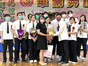 繡球花開驪歌聲起,馬祖高中112級畢業典禮昨日隆重又溫馨登場。(圖/文:林冰芳)
