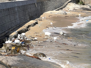 　颱風長浪加上大潮水，北竿多處澳口帶來大量海漂垃圾，公所安排人力陸續清理中。（圖／文：陳鵬雄）