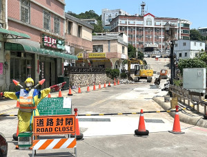 南竿鄉介壽商場前方道路目前因施工因素暫時全線封閉,期間從6月1日起至6月20日止,籲請駕駛朋友避免前往該路段。(圖/文:曹重偉)
