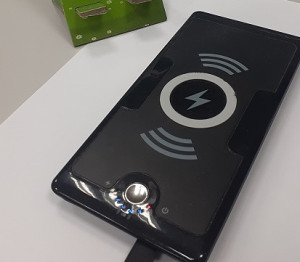 　消費者於選購無線充電器與使用時，請選擇貼附有商品檢驗標識之商品。（圖：標準檢驗局基隆分局）